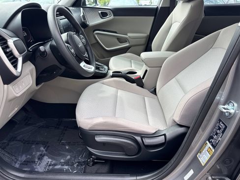 Used 2025 Kia Soul LX w/ LX Technology Package FWD image 9