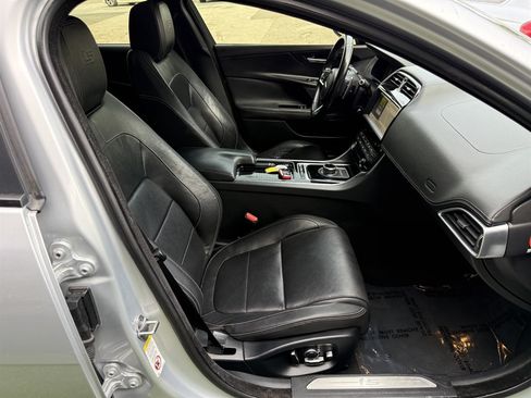 Used 2018 Jaguar XE S RWD image 18