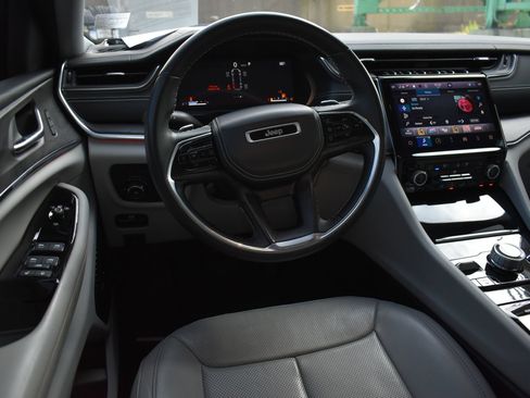 Used 2022 Jeep Grand Cherokee Overland AWD/4WD image 18