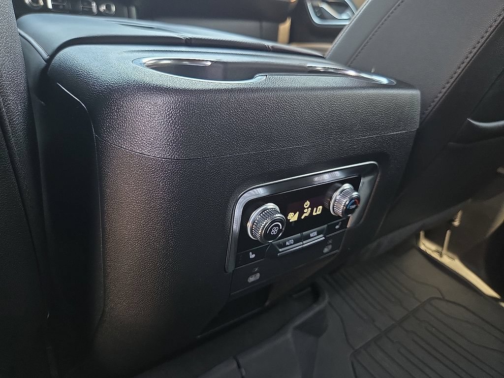 Used 2024 GMC Yukon AT4 w/ Technology Package AWD/4WD image 11