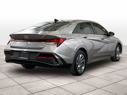 Used 2025 Hyundai Elantra Hybrid FWD image 11