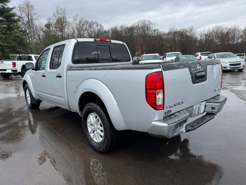 Used 2017 Nissan Frontier SV image 3