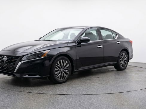 Used 2025 Nissan Altima 2.5 SV FWD image 3