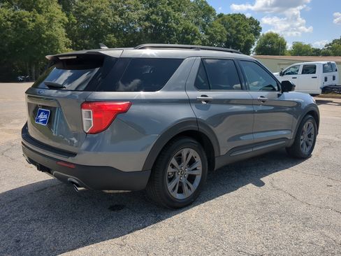 Certified 2022 Ford Explorer XLT w/ Equipment Group 202A RWD image 3