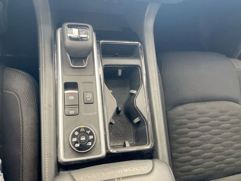 Used 2022 Nissan Pathfinder SV image 19