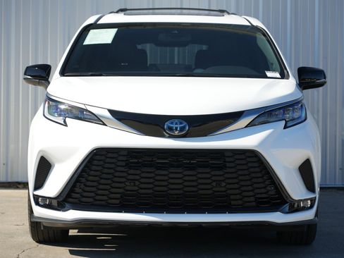 Used 2024 Toyota Sienna XSE w/ XSE Premium Package image 7