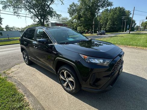 Used 2020 Toyota RAV4 LE AWD/4WD image 3