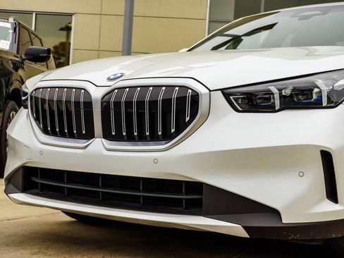 Used 2026 BMW 530i xDrive w/ Premium Package AWD/4WD image 2