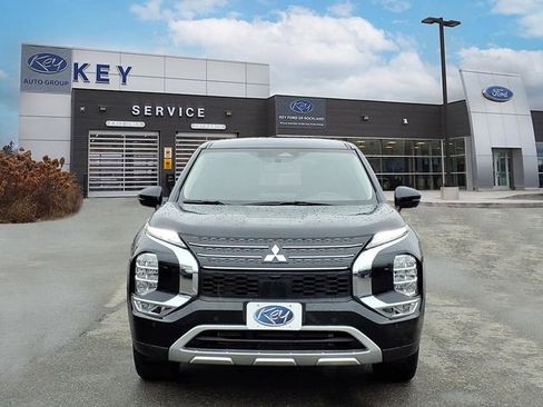 Used 2024 Mitsubishi Outlander SE image 2