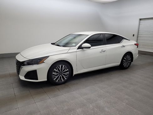 Used 2023 Nissan Altima 2.5 SV FWD image 2