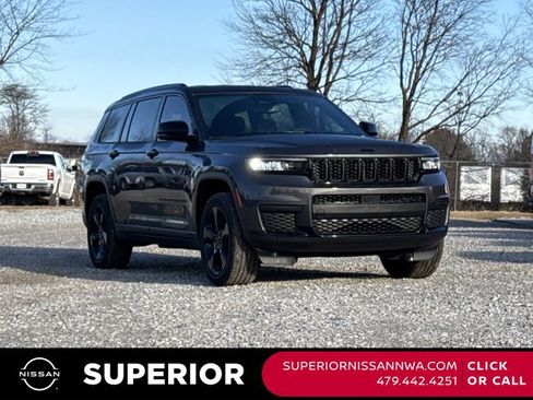 Used 2023 Jeep Grand Cherokee L Laredo image 1