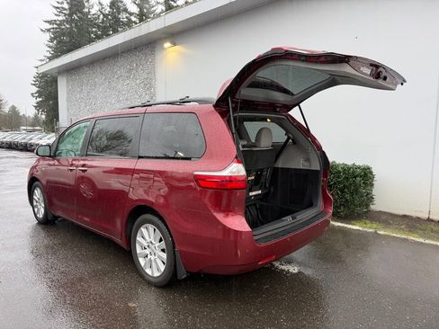 Used 2017 Toyota Sienna Limited Premium image 11
