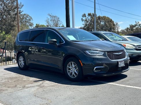 Used 2023 Chrysler Pacifica Touring-L FWD image 4