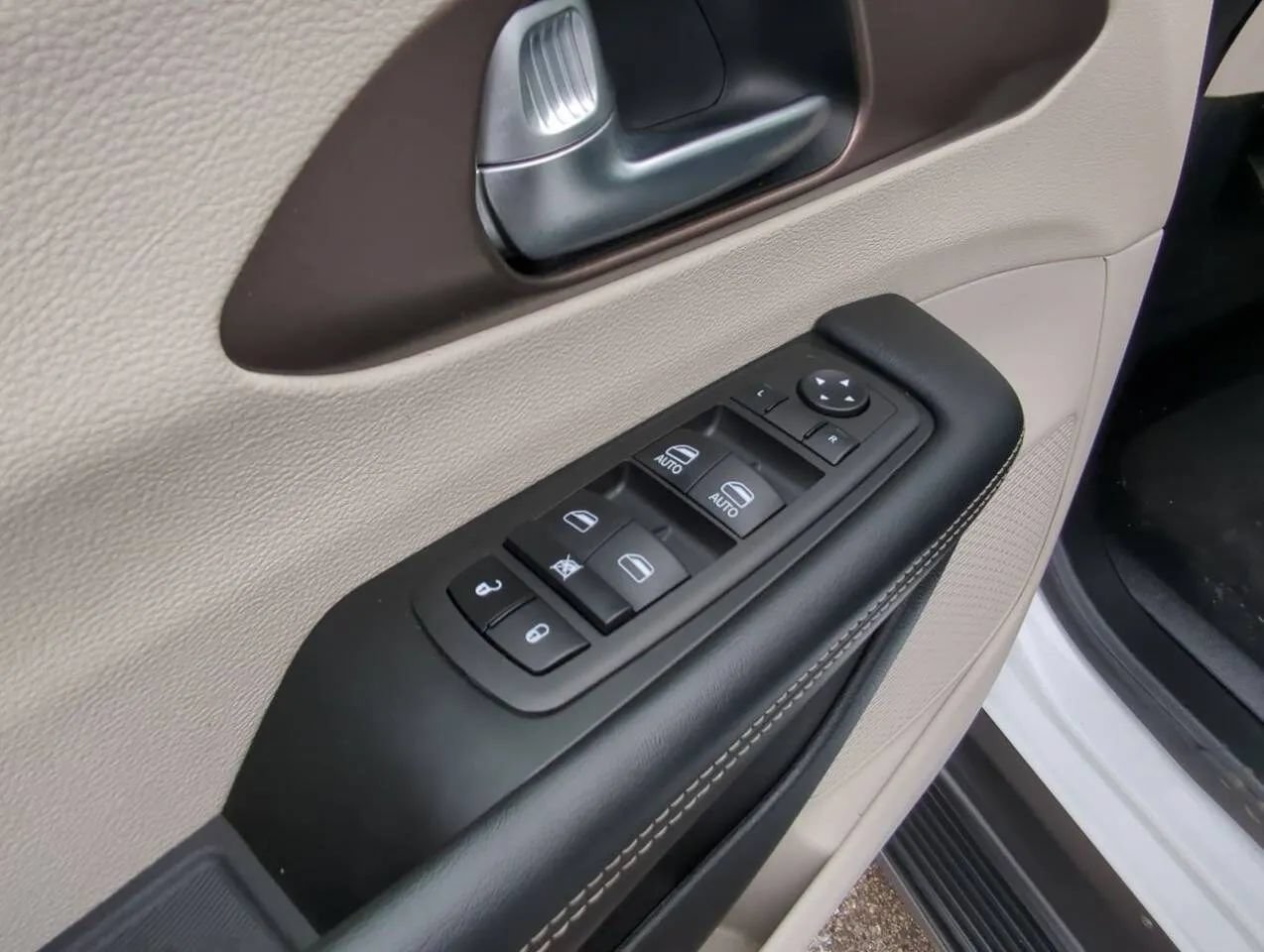 Used 2023 Chrysler Voyager LX FWD image 13