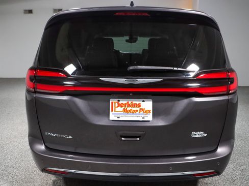 Used 2023 Chrysler Pacifica Touring-L FWD image 8