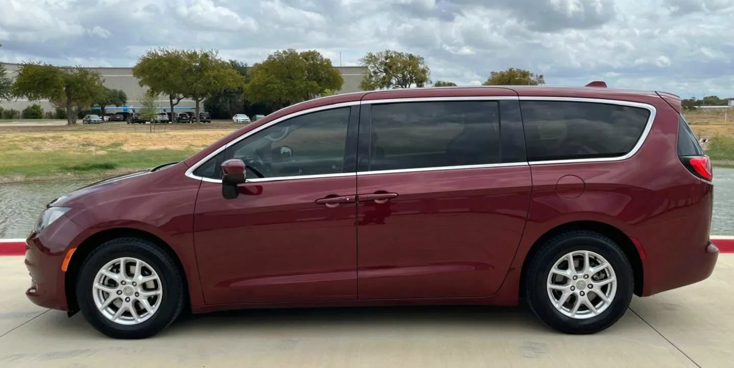 Used 2017 Chrysler Pacifica Touring FWD image 9