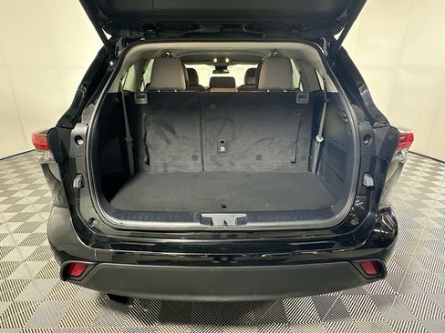 Used 2024 Toyota Highlander LE FWD image 31
