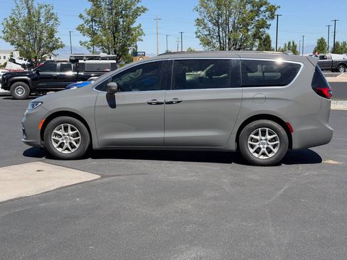 Used 2022 Chrysler Pacifica Touring-L FWD image 6