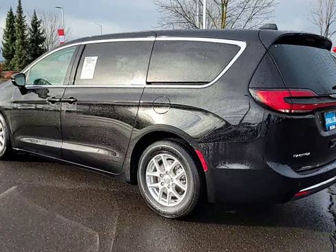 Certified 2024 Chrysler Pacifica Touring-L image 6