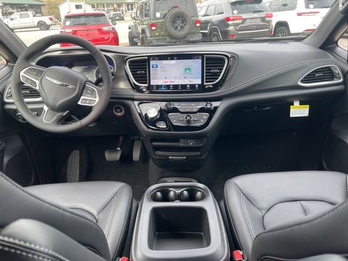 New 2026 Chrysler Pacifica Select image 18