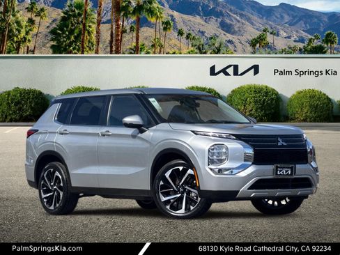 Used 2024 Mitsubishi Outlander SE image 1