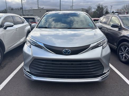 Used 2021 Toyota Sienna XLE image 2