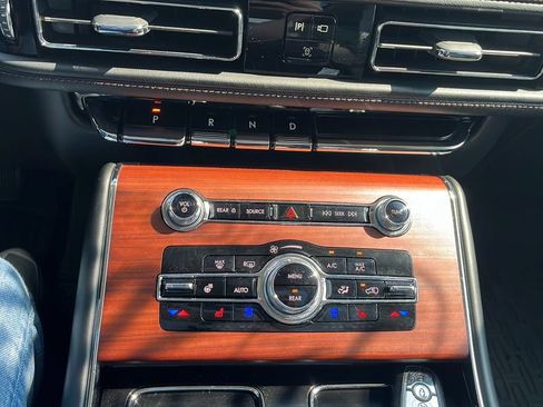 Used 2023 Lincoln Aviator Reserve w/ Equipment Group 201A AWD/4WD image 13