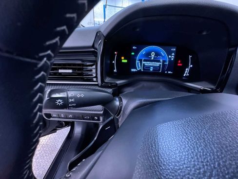 Used 2025 Toyota Camry SE w/ Convenience Package image 18