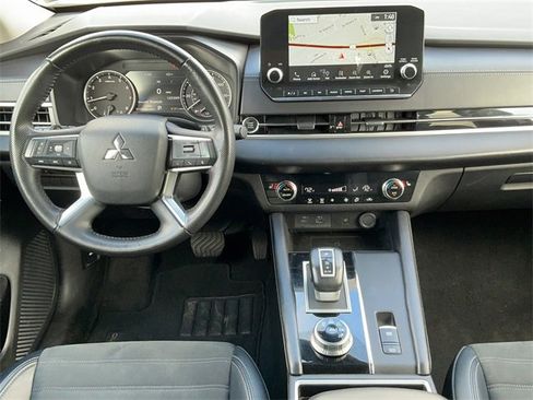 Used 2024 Mitsubishi Outlander SE image 12