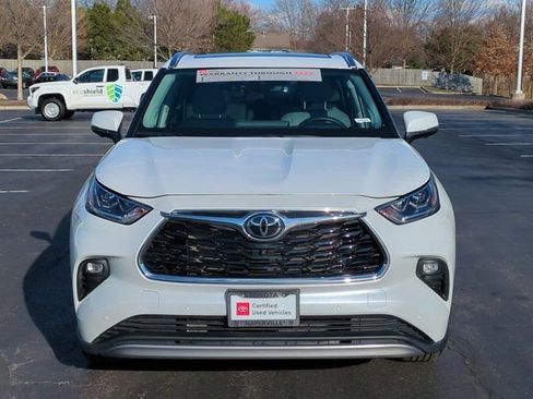 Certified 2025 Toyota Highlander Platinum image 4