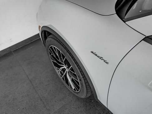 Certified 2025 Porsche Macan 4 Electric image 30