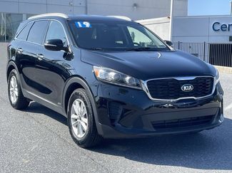 Used 2019 Kia Sorento LX w/ LX Convenience Package image 1
