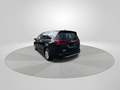 Used 2023 Chrysler Pacifica Touring-L image 6