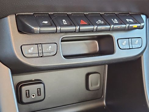 Used 2022 Chevrolet Colorado LT w/ Luxury Package image 17