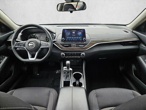 Used 2024 Nissan Altima 2.5 SV FWD image 17
