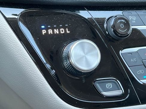 Used 2024 Chrysler Pacifica Touring-L FWD image 29