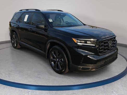 Used 2025 Honda Pilot Sport image 3