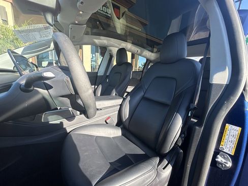 Used 2022 Tesla Model Y Long Range image 11