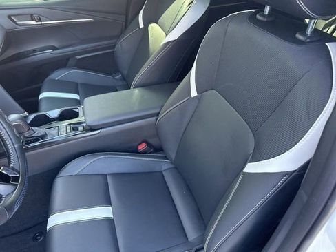 Used 2025 Toyota Camry SE w/ Convenience Package image 9