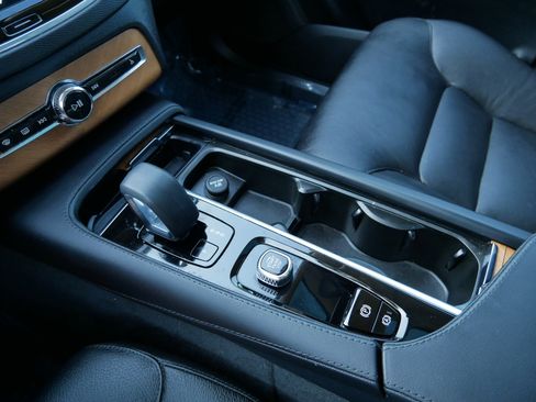 Used 2023 Volvo XC90 B5 Plus image 24