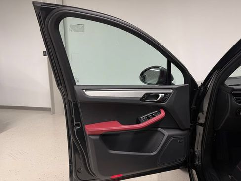 Used 2026 Porsche Macan AWD/4WD image 31
