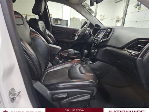 Used 2020 Jeep Cherokee Trailhawk image 13