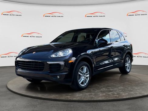 Used 2017 Porsche Cayenne w/ Premium Package AWD/4WD image 1