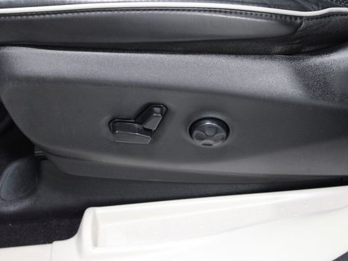 Used 2023 Chrysler Pacifica Limited FWD image 5