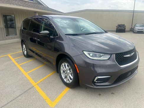 Used 2023 Chrysler Pacifica Touring-L FWD image 3
