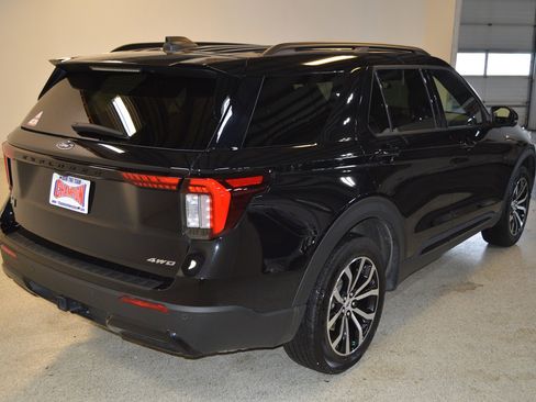 Used 2025 Ford Explorer ST-Line AWD/4WD image 3