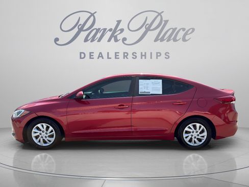 Used 2018 Hyundai Elantra SE FWD image 2