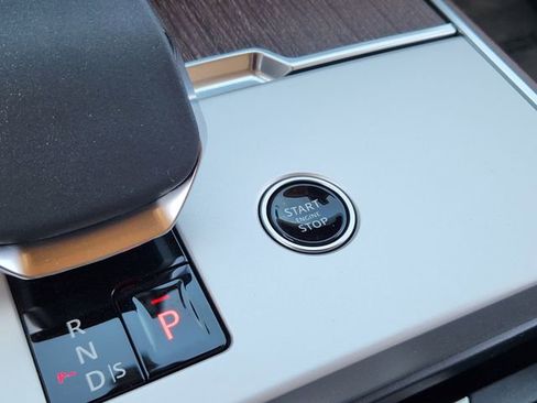 Used 2025 Land Rover Range Rover SE image 24