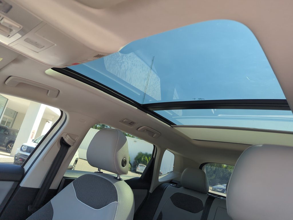 Certified 2023 Volkswagen Taos SE FWD image 28
