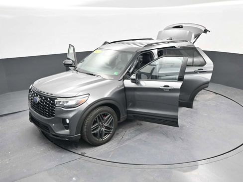Used 2025 Ford Explorer ST-Line w/ ST-Line Street Pack AWD/4WD image 46